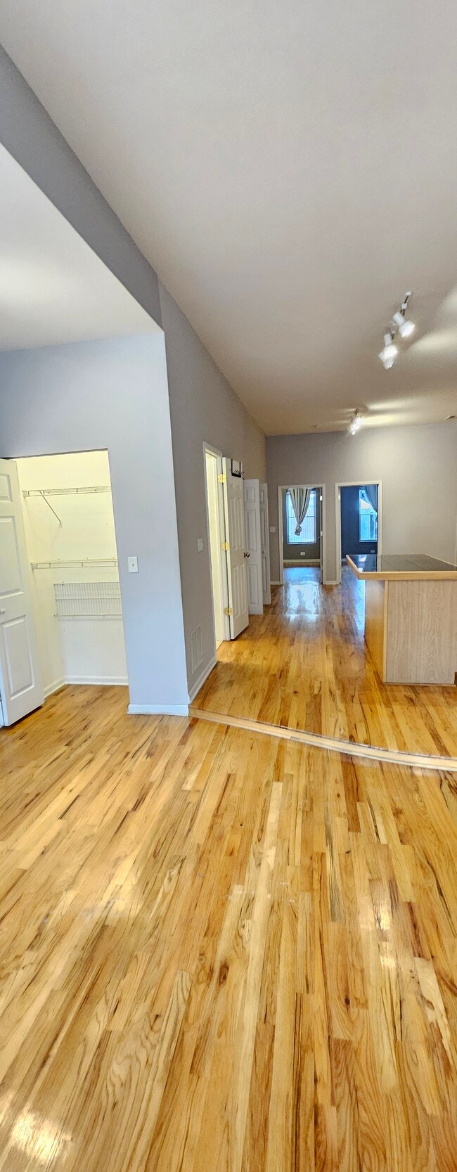 Building Photo - 529 N Ashland Ave Unit 533NASHLAND1 Rental