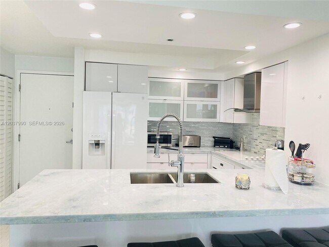 6917 Collins Ave Unidad 1205