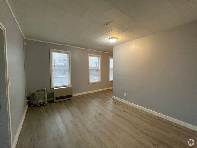 Building Photo - Third floor, 2 bedroom, 1 Bath in Manchest... Unit 68-3 Orange Rental