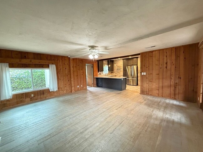 Photo - Country Living Close to Everything!