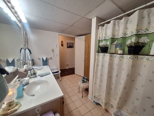 Photo - LARGE 3 Bedroom Apartment - AVAILABLE SEPTEMBER Unit 2406 Hill Ave - 4