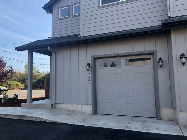 Building Photo - Newer 3 bedroom, 2.5 bath duplex in desirable neighborhood!