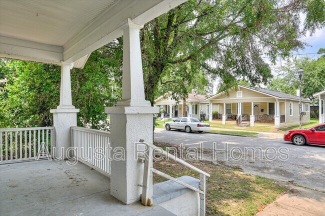 Photo - 106 Ellis St