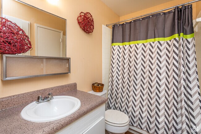 1BR, 1BA - 729SF Bathroom