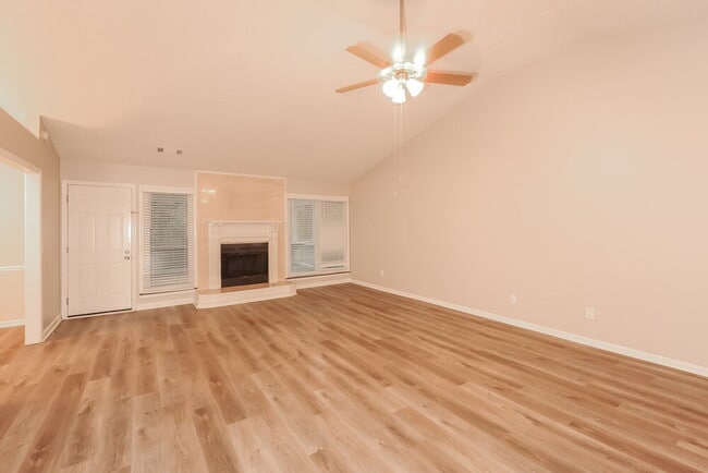 Photo - 110 River Oaks Dr