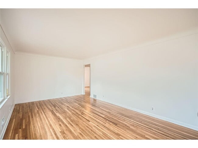 Photo - 6300 Quebec Ave N