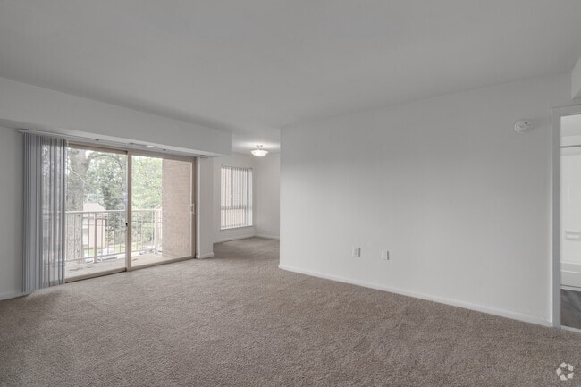 1BR, 1BA - 630SF - Living Room