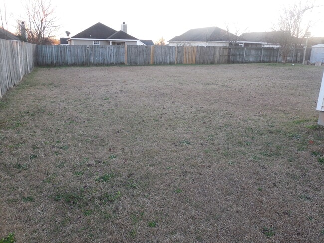 Large backyard with outdoor storage - 305 Chadwyck Cir House
