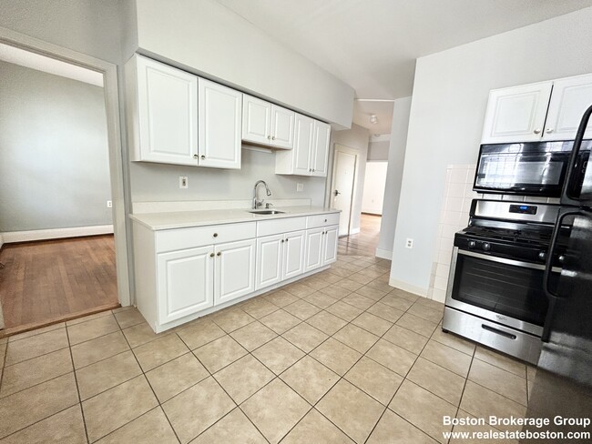 Building Photo - 96 E Cottage St Unit 2 Rental