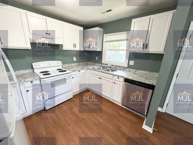 Photo - Spacious 3 Bedroom / 1 Bath Apartment in Sugar Creek *Ready Now*