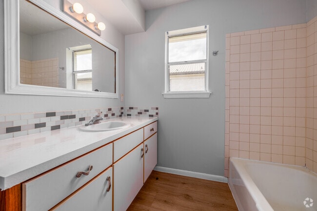 2BR, 1BA - 900SF - Bathroom