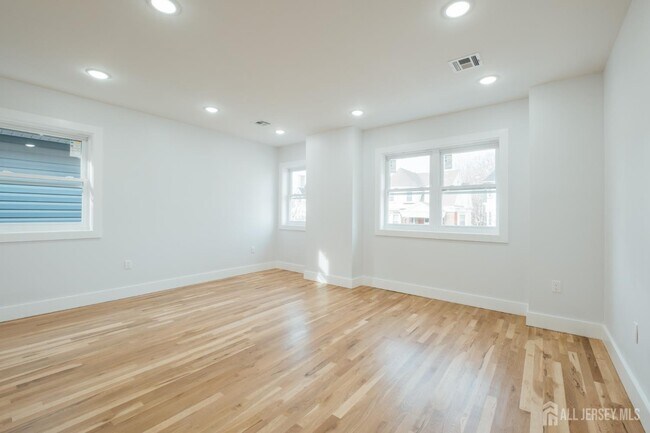 Photo - 90 Hollywood Ave