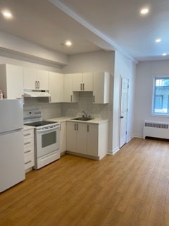 Building Photo - 5491 Av. Victoria Unit 231