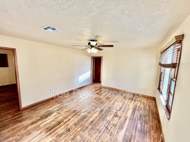 Photo - 428 W 8th St