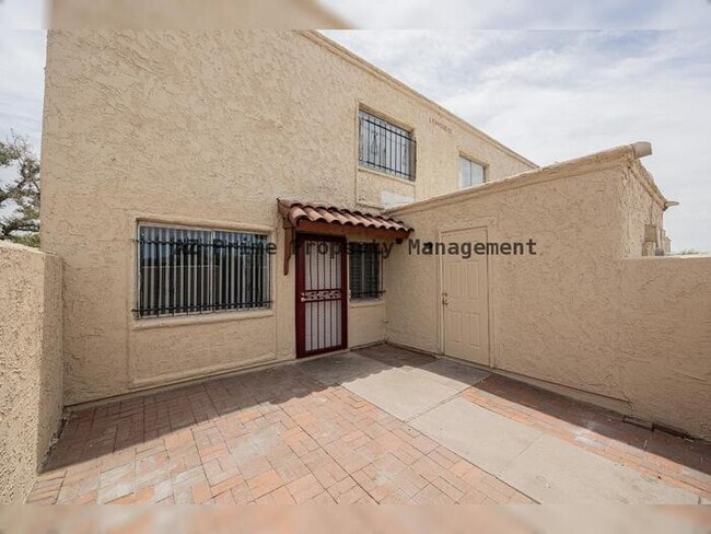 Building Photo - 5414 W Lynwood St