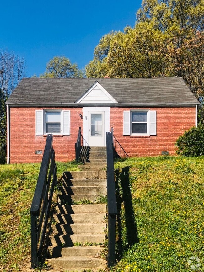 Building Photo - Adorable 3 bdrm/1bath House with Huge Back...