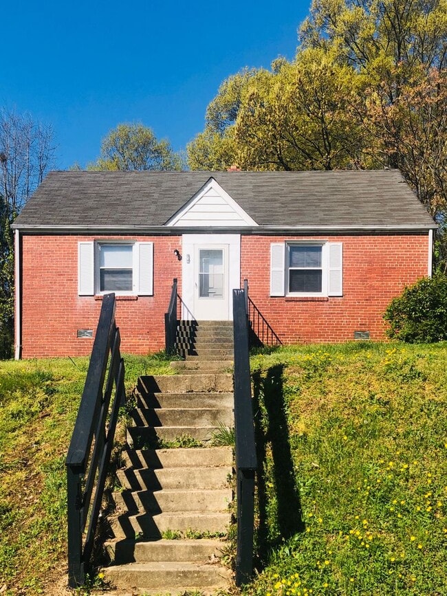 Adorable 3 bdrm/1bath House with Huge Back... - Adorable 3 bdrm/1bath House with Huge Back...