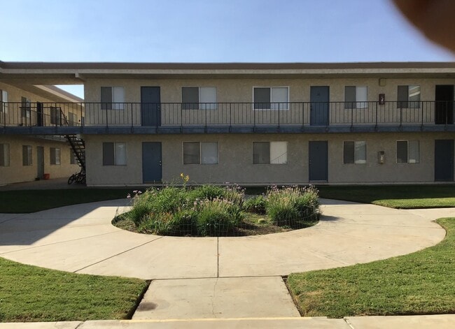 Building Photo - "Charming 1-Bedroom Retreat with 800 Sq Ft of Comfort in Lancaster!" Unit 14