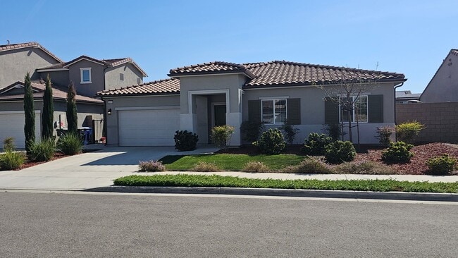 Building Photo - Modern 4 Bedroom Home in City in the Hills