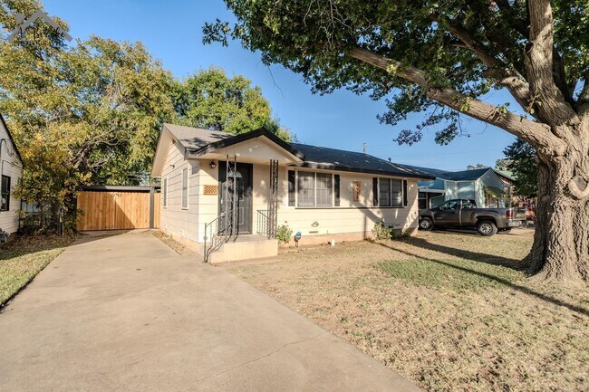 Photo - 2920 Featherston Ave