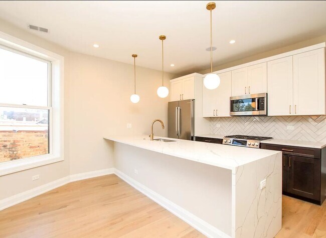 Photo - 1225 W Addison St Unit #3