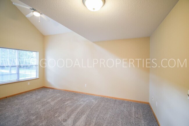 Photo - 3 Bedroom 2.5 Bathroom end unit home in Urbandale!!!