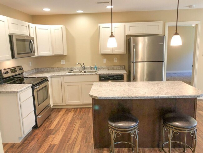 Photo - Like-New Ranch Home — 3 Bed / 2 Bath in Fo...