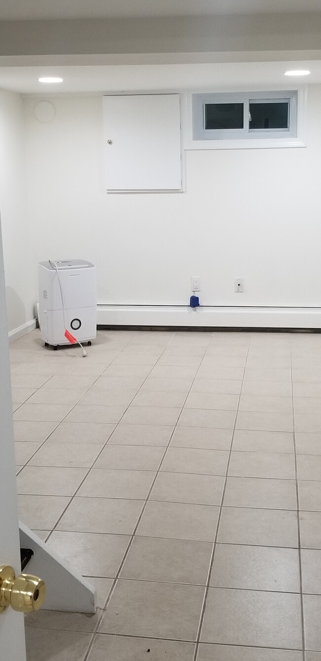 bedroom area - 600 Old Stamford Rd Unit Studio