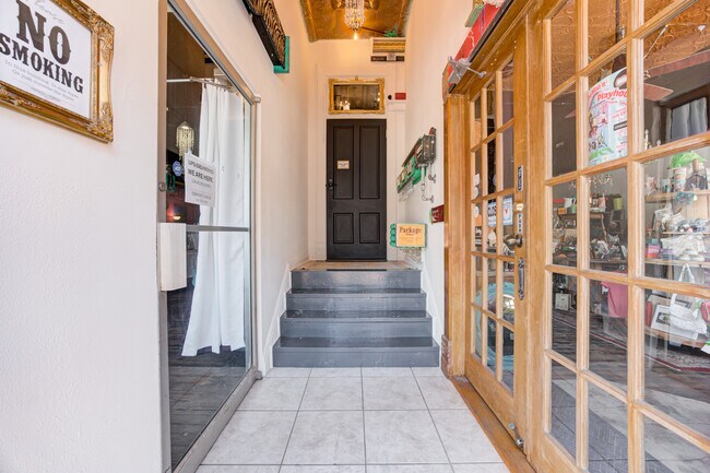 Foyer/Mail/Code Entry to Private Residences - 117 W Harrison Ave Unidad Vinyl Loft