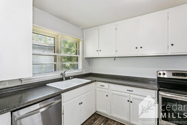 Photo - Spacious 3 Bed Corner Lot Near South High & I-235