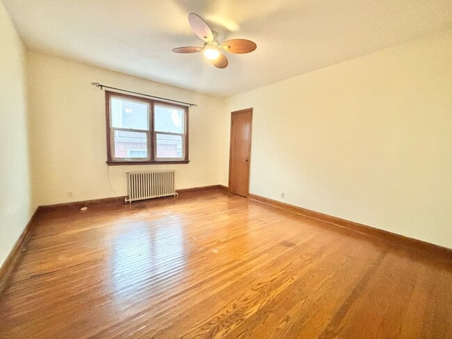 Building Photo - 2 BED - 1 BATH - ST. CATHERINES - APARTMENT BUILDING Unit 1