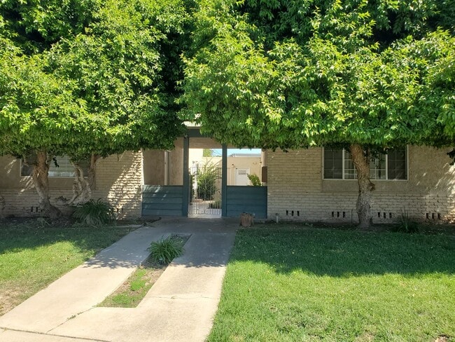 Building Photo - 1586 Parkview Ave Unit 3