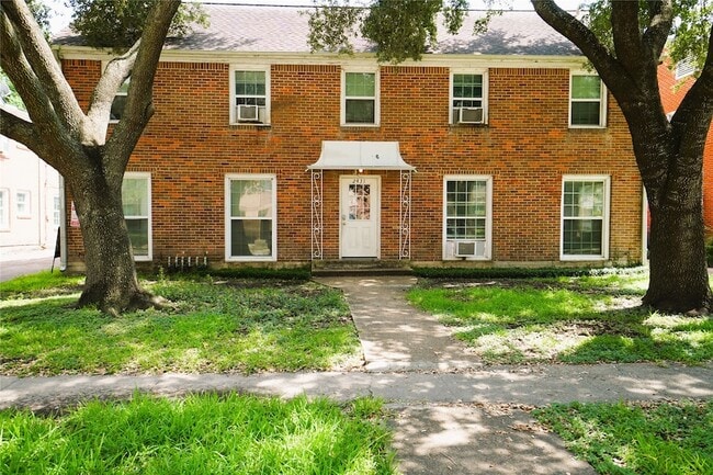 Building Photo - 2431 Shakespeare St Unit 1