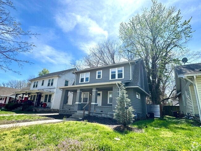 Building Photo - Spacious 3 Bedroom Home