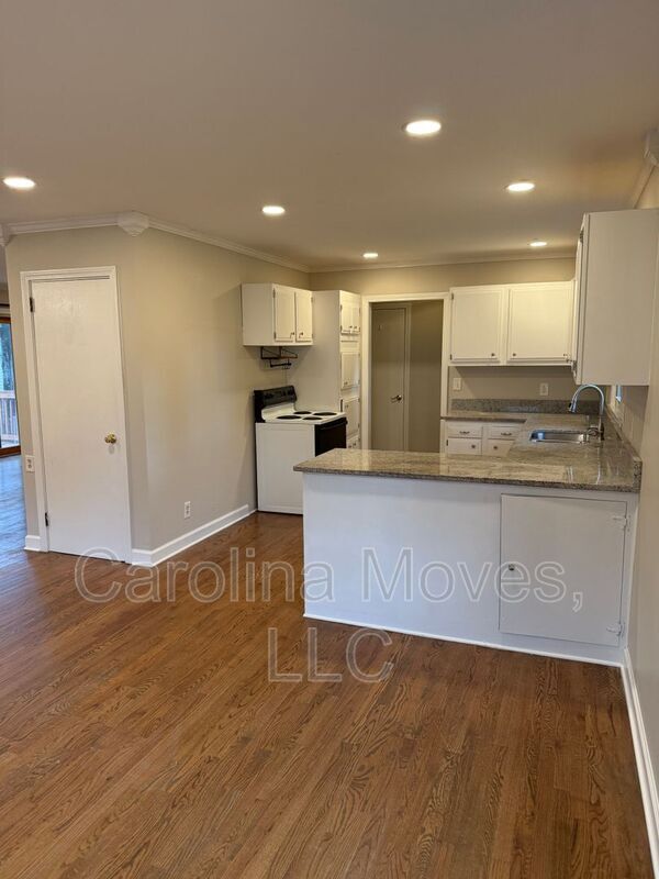 Photo - 708 W Lee Rd