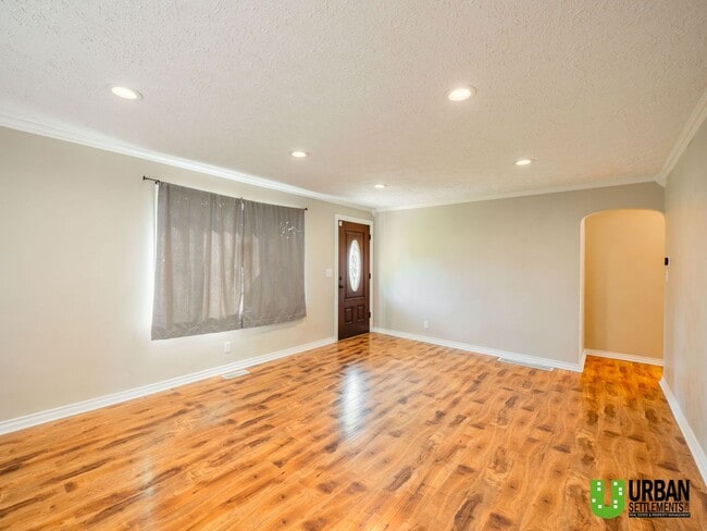 3104 W Heroy Ave