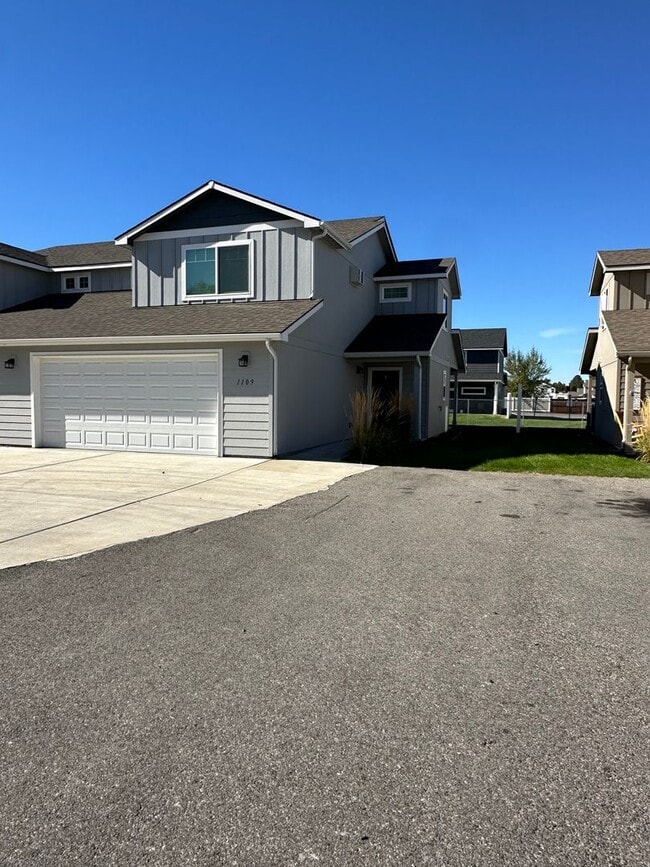 Building Photo - Stunning 4 Bedroom 2.5 Bath Duplex town ho... Unit 1109