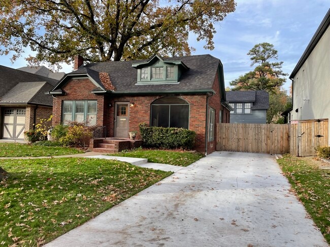 Photo - 109 E 26th Pl Unidad Front House