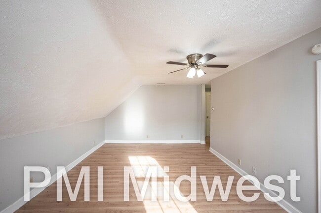 Photo - "Charming 1-Bedroom Retreat in Kokomo – Cozy Living with 750 Sq Ft of Comfort!" Unit 4