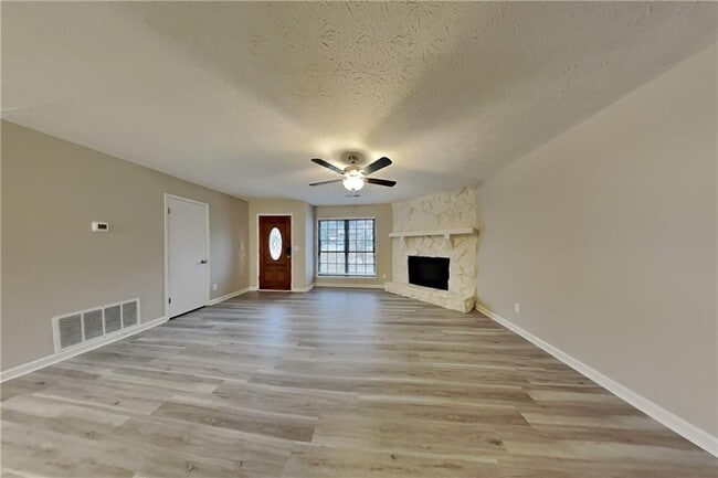 Photo - 2444 Mistletoe Ln SW