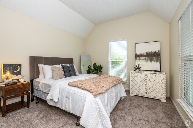 The Riviera II - Second Bedroom - Hunter's Pointe Apartments