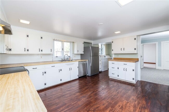 Photo - 1253 Fairport Rd
