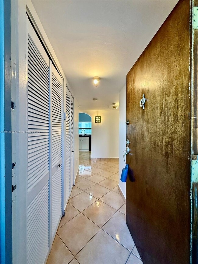 Photo - 555 NE 30th St Unidad 1004