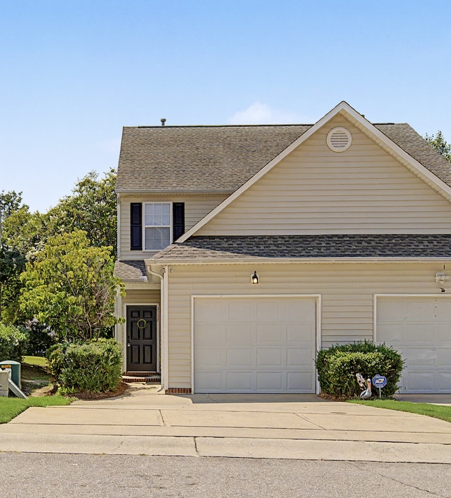 Townhome in Desirable Hedingham Community