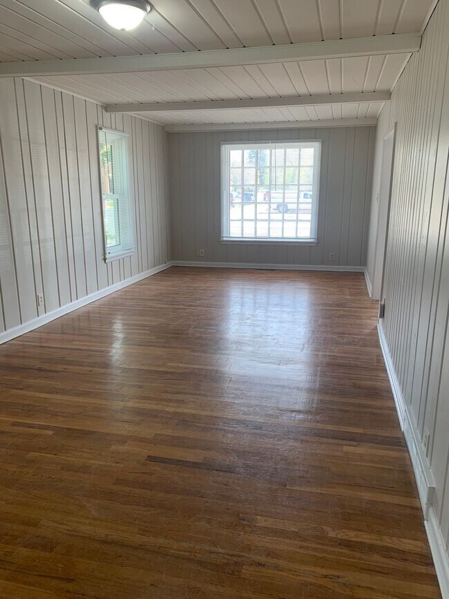 MOVE IN SPECIAL! REMAINDER OF OCTOBER RENT... House House Rental in