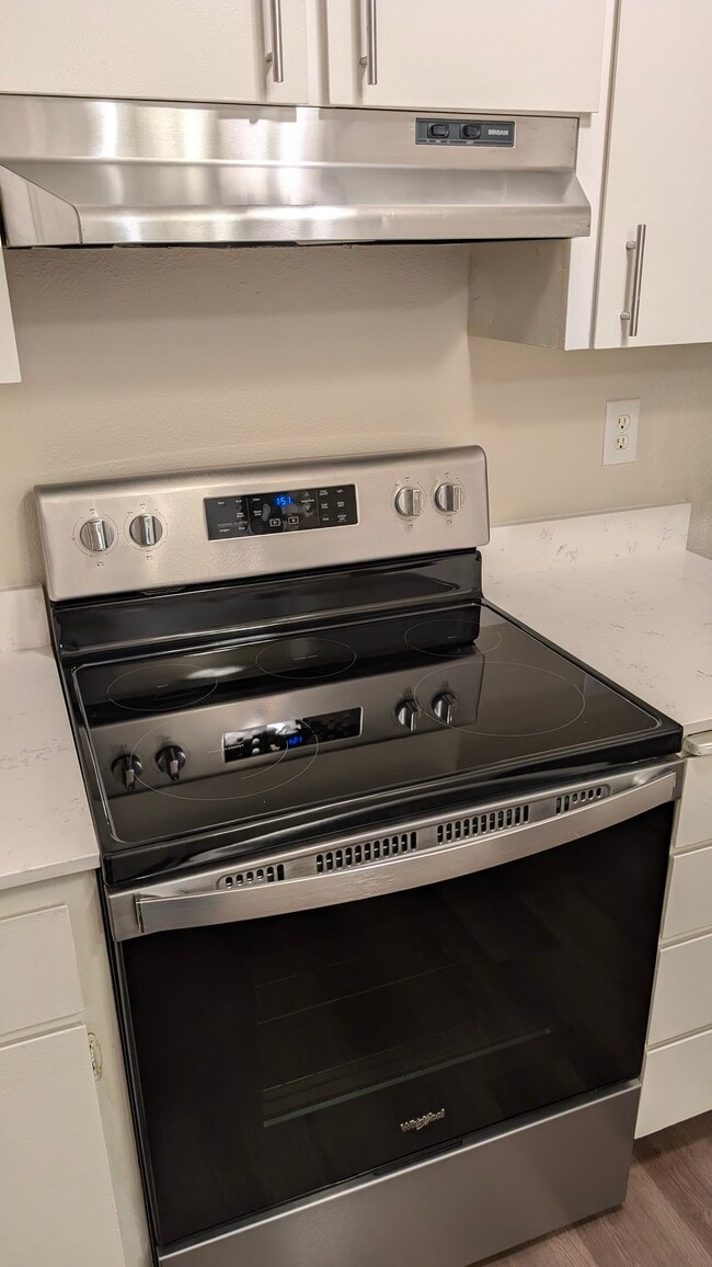 Beautiful, nearly new range - 12817 4th Dr SE Unit 2