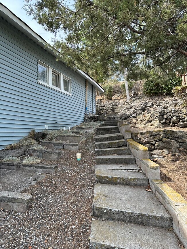 Photo - Enoy the picturesque views of Lake Ewauna ...