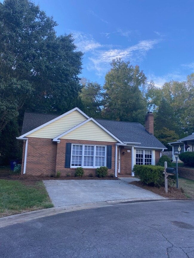 Building Photo - 815 Meadowstone Dr