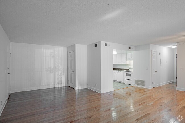 1BR, 1BA - 870SF - Living Room