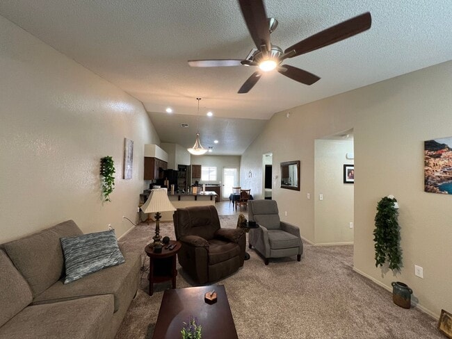 Photo - HOME CLOSE TO THE COLLEGE!